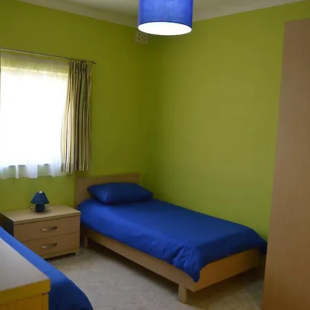 The April Maisonette アパート